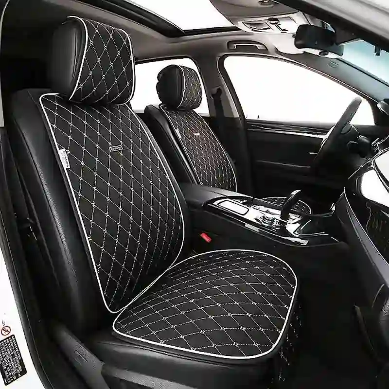 طقم غطاء للسيارات لون أبيض في أسود